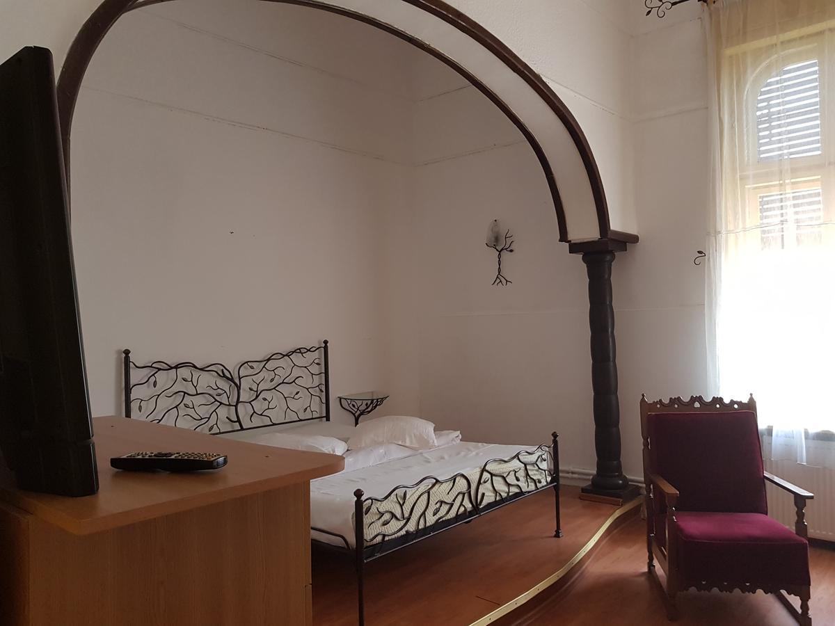 Хостел Casa Boiereasca Крайова Экстерьер фото
