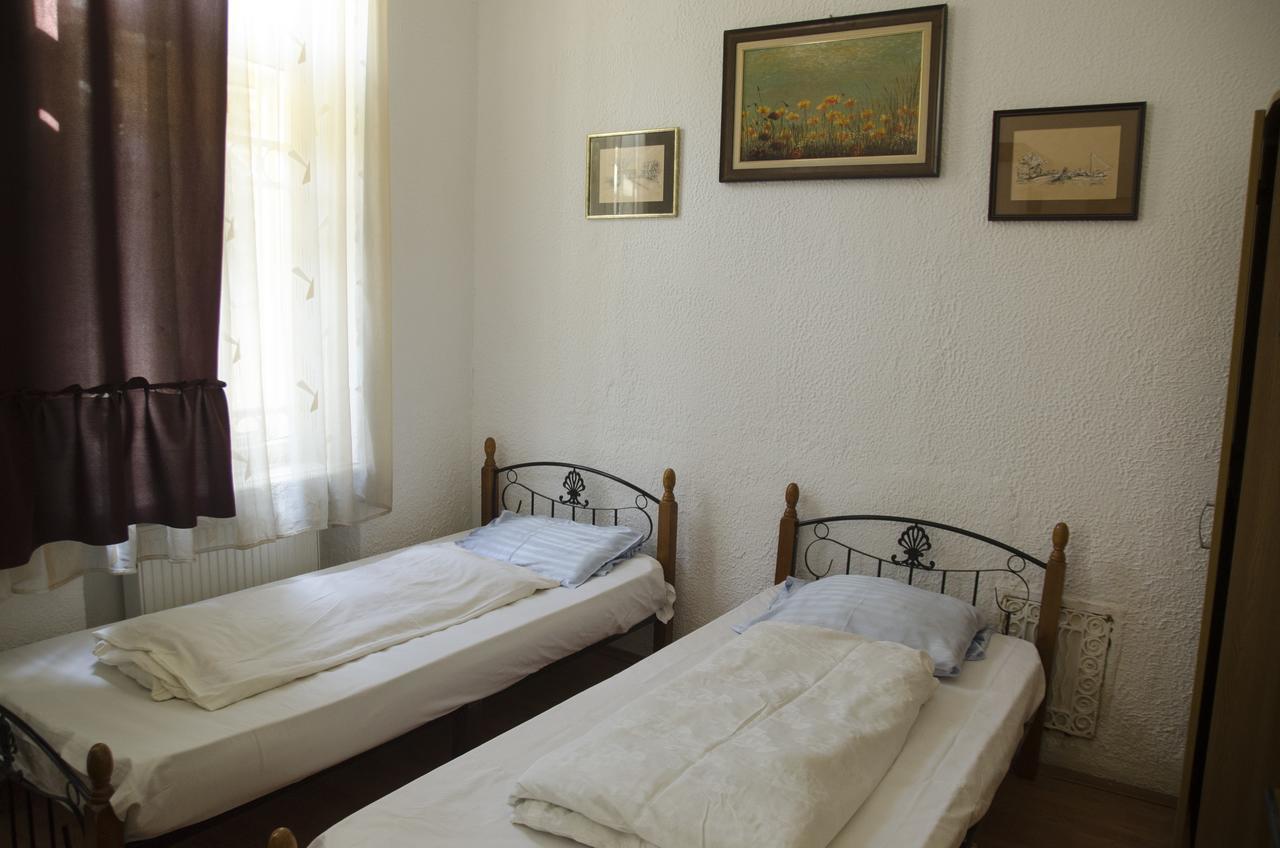 Хостел Casa Boiereasca Крайова Экстерьер фото