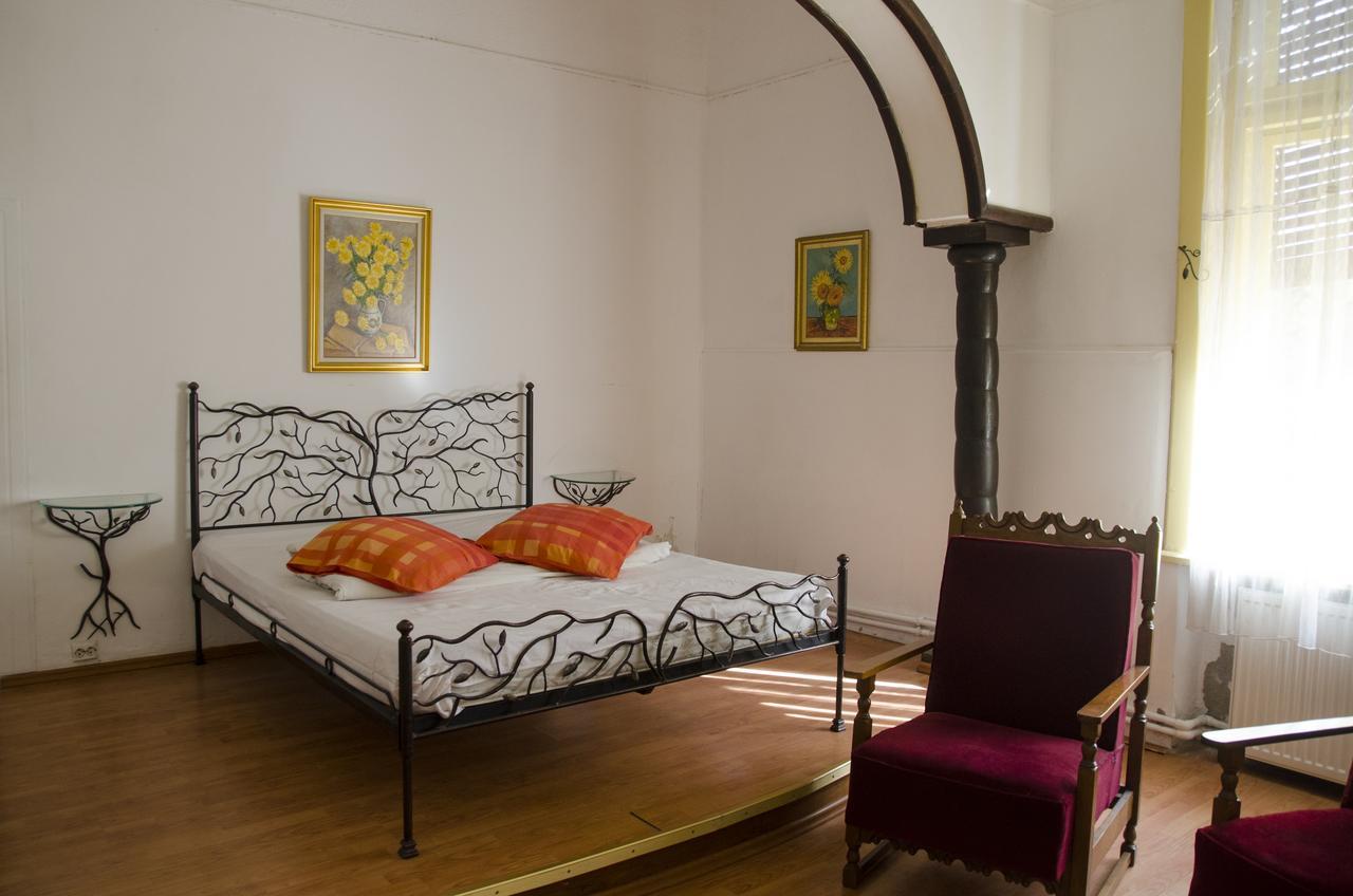 Хостел Casa Boiereasca Крайова Экстерьер фото
